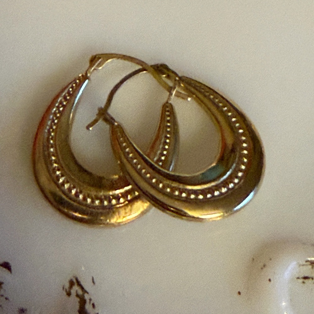 VTG gold tone hammered metal hoop earrings